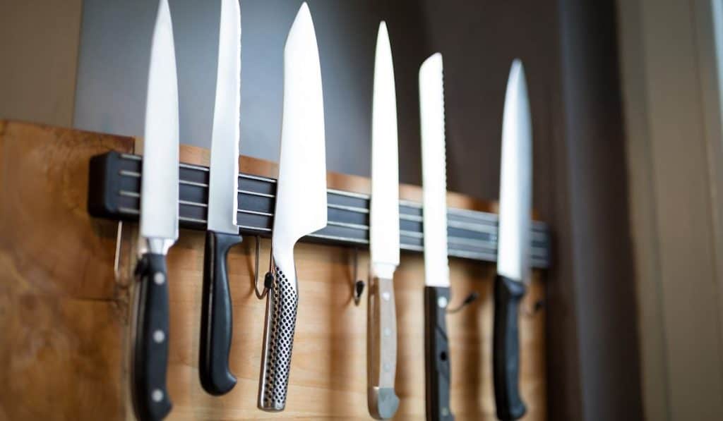 set of kitchen knives hanging