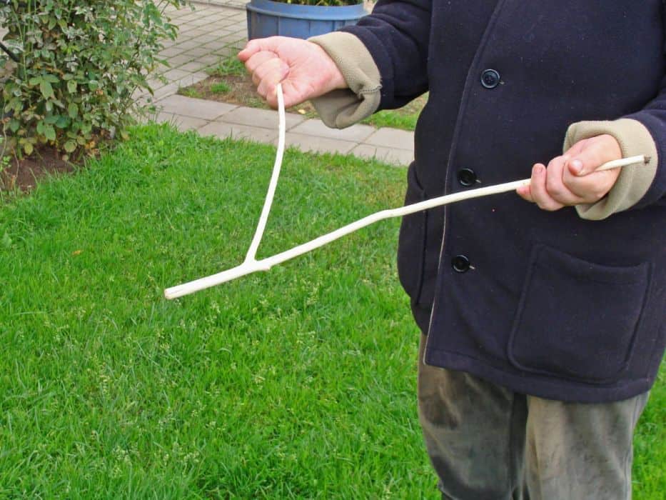 Y-shaped dowsing rod to search water