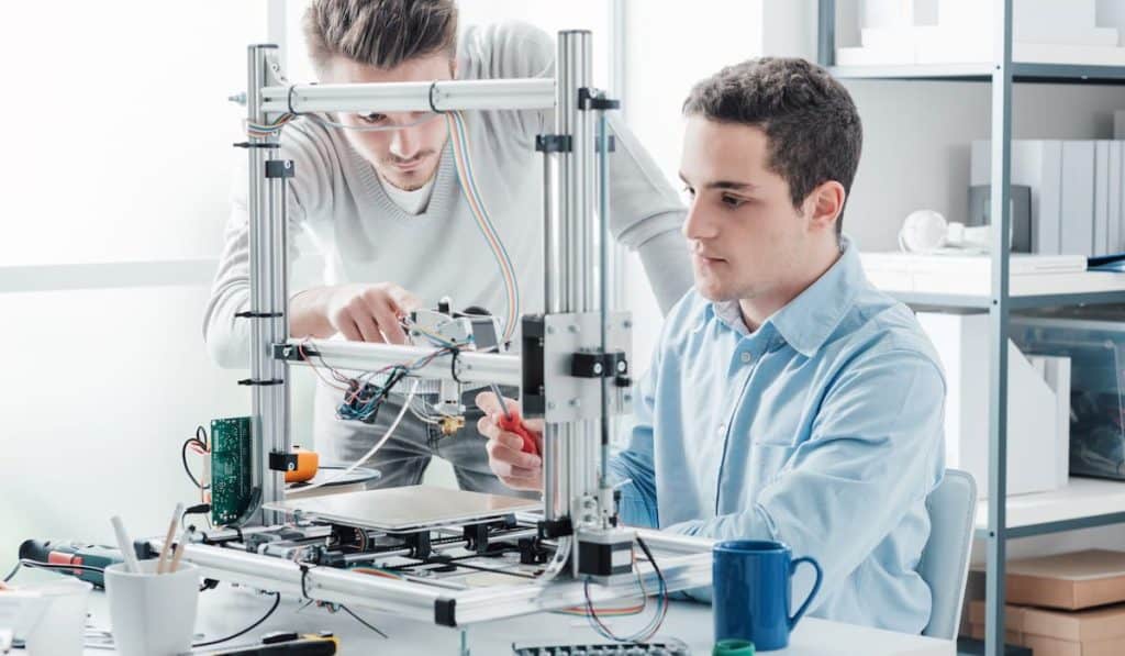 students in the laboratory using a 3D printer 