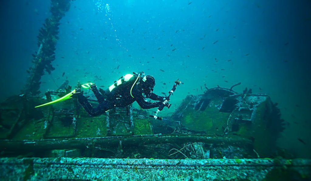 underwater treasure hunt