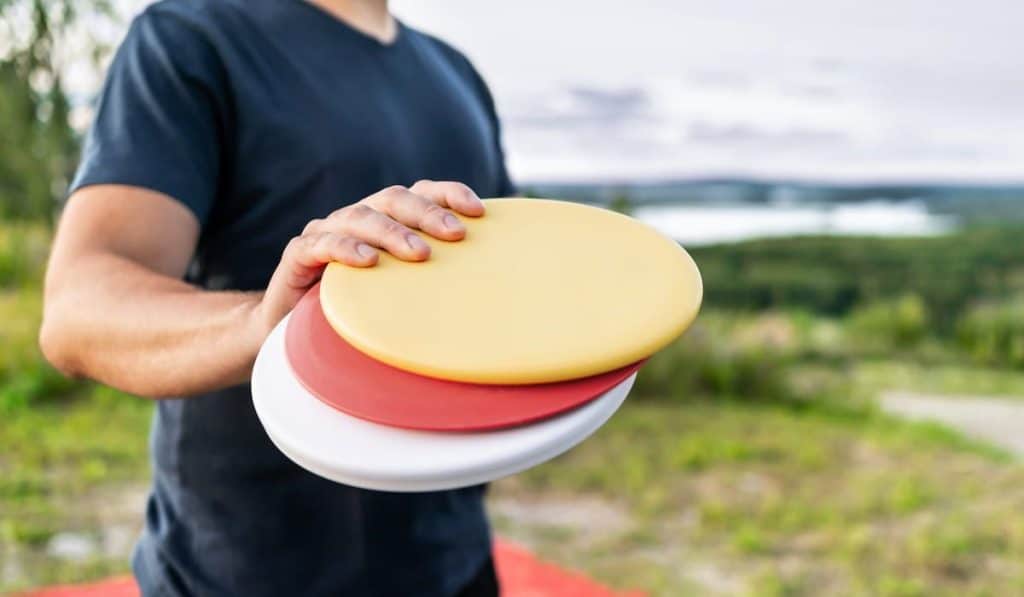 Man playing discgolf. 