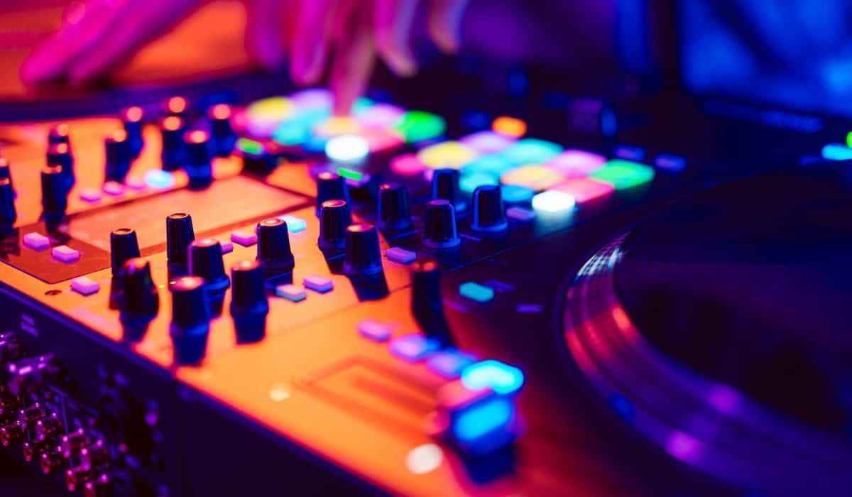 The Ultimate Guide to DJ and Home Mixing