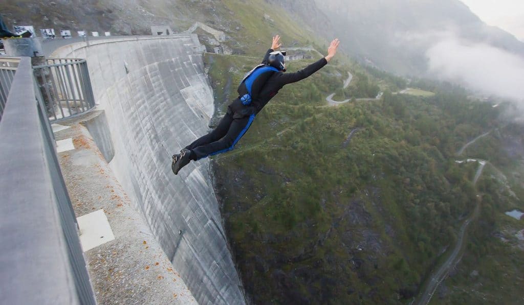 Basejumper jumping from the dam in Switzerland
