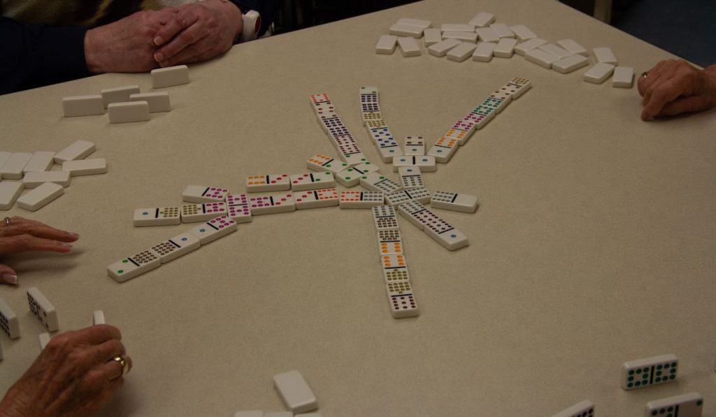 Game of chicken foot dominoes