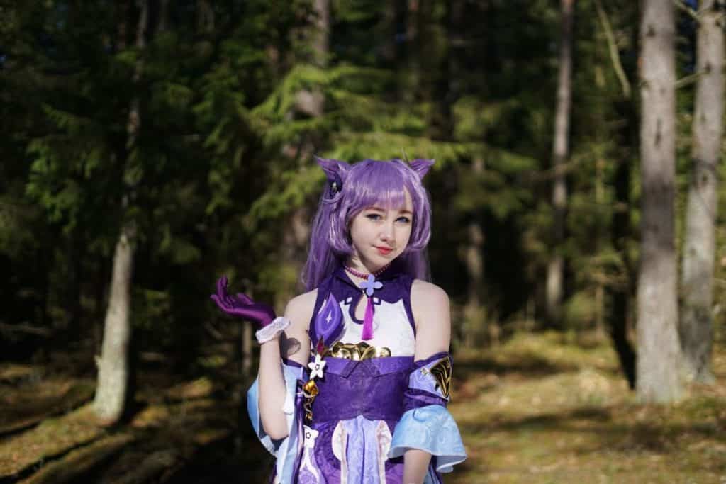 girl cosplay keqing genshin impact on the forest background
