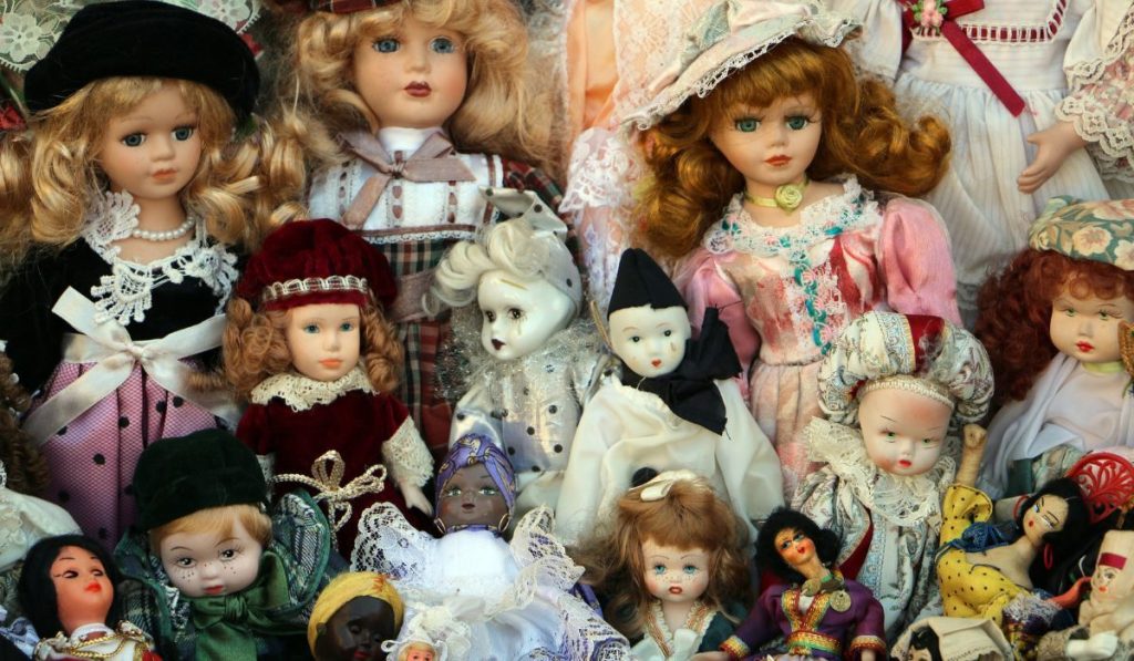 Bunch of different old dolls