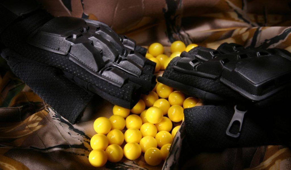 Paintball accessories - gloves and balls
